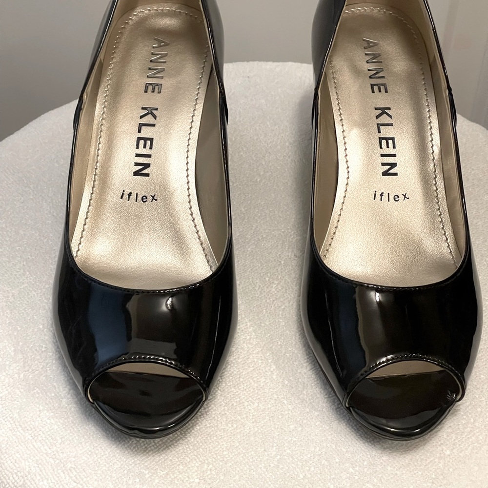 Anne Klein Women's Peep Toe Pump Glossy Black Patent Size 8.5M